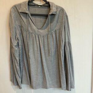 Gray long sleeve top. Side Stitch Los Angeles size small